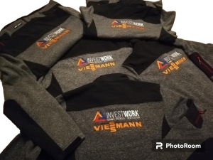 Polary i kurtki z logo firmy