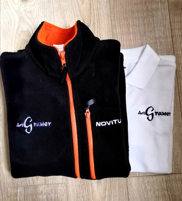 rt Grawer logo na polarze