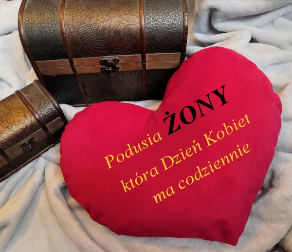 złoty haft na czerwonej poduszce